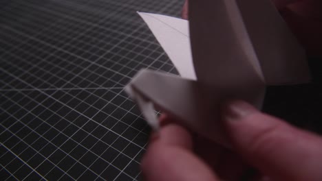 Falten-Eines-Fliegenden-Schwans-Aus-Origami-Papier,-Nahaufnahme-Einer-Makroaufnahme