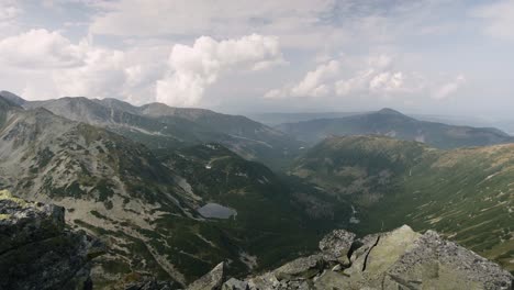 Schwenk-Mit-Panoramablick-Auf-Das-Tal-Und-Die-Seen-Rohacske-Plesa-In-Der-Westtatra,-Slowakei,-An-Einem-Sommertag