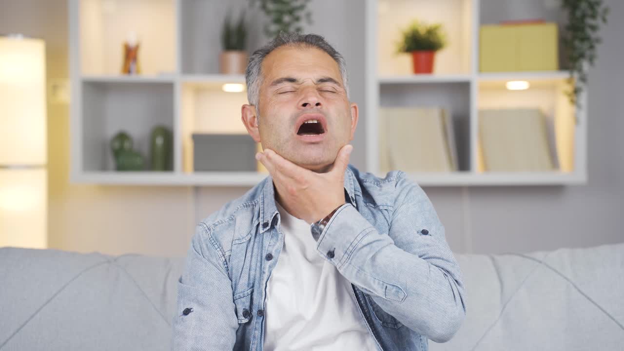 치통이 있는 남자.