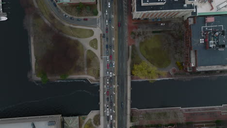 Vista-De-Pájaro-Del-Tráfico-En-La-Ciudad.-Larga-Cola-De-Autos-En-Carretera-De-Varios-Carriles-Y-Puente-Sobre-El-Río.-Boston,-Estados-Unidos