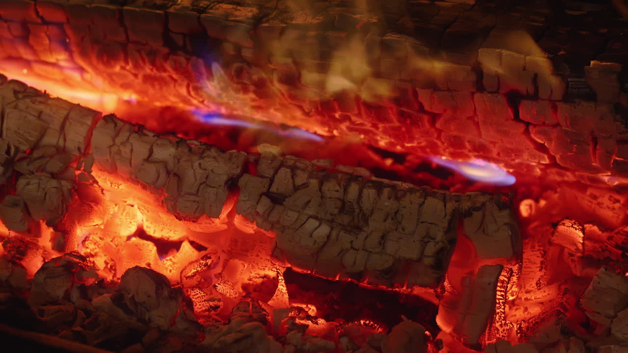 primer plano de madera ardiendo en la chimenea