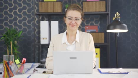 Business-woman-smiling-at-camera.