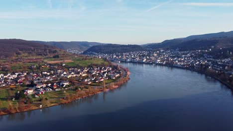 luftaufnahme von boppard auf der horseshoe bend des rhein-flusses, deutschland
