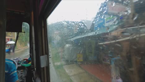 Blick-Aus-Einem-Verregneten-Fenster-In-Einem-Bus-In-Sri-Lanka
