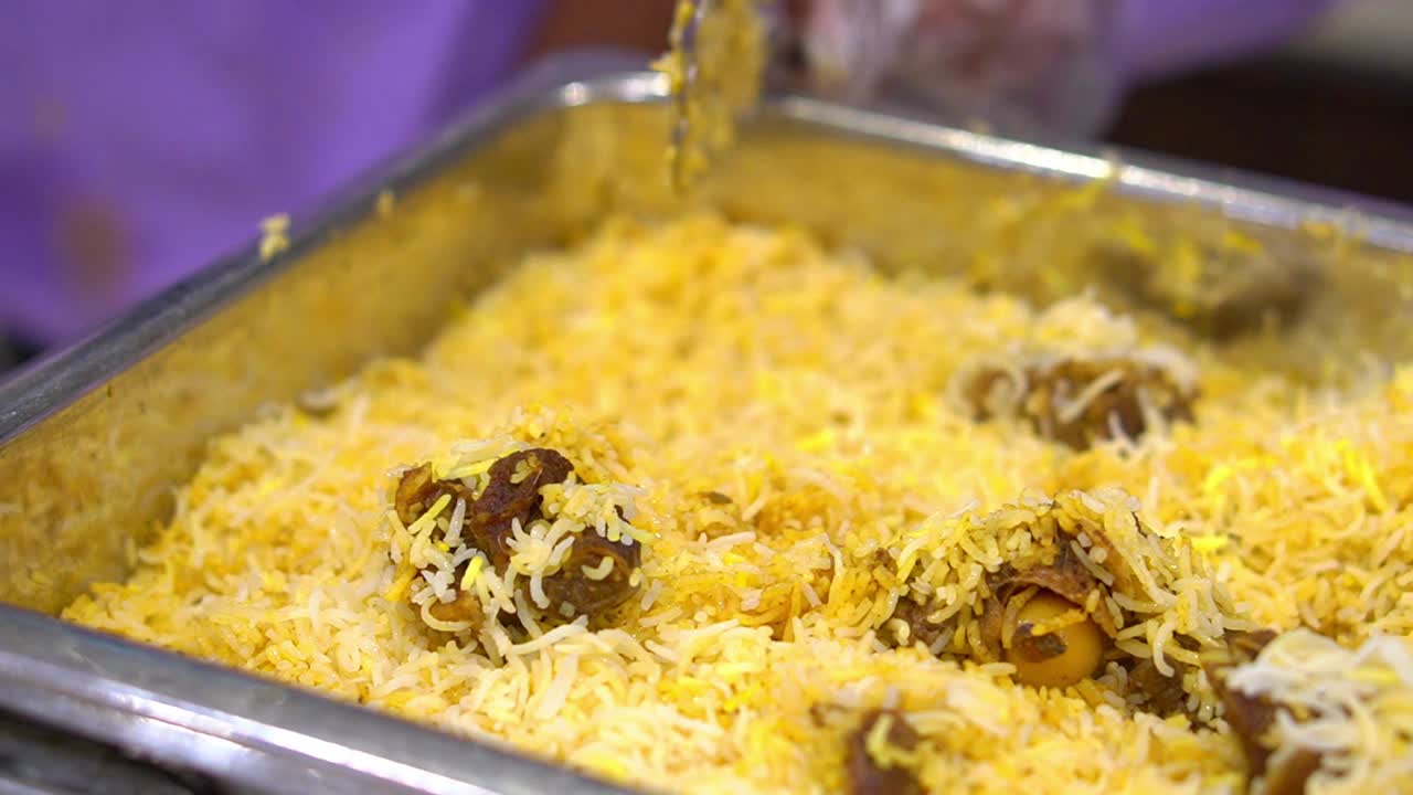 toma cinematográfica de cordero biryani o biryani de ternera con arroz basmati muy famoso plato de arroz indio