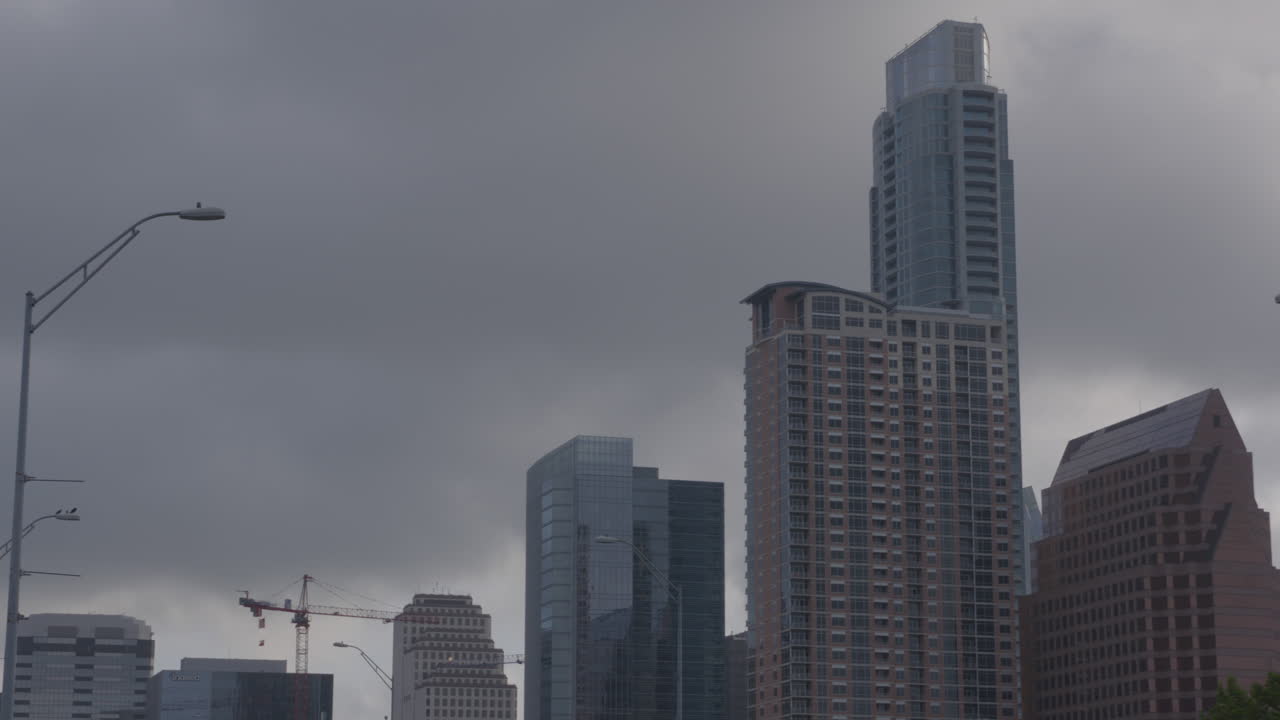 흐린 오스틴 도시 스카이라인에서 왼쪽에서 오른쪽으로 이동