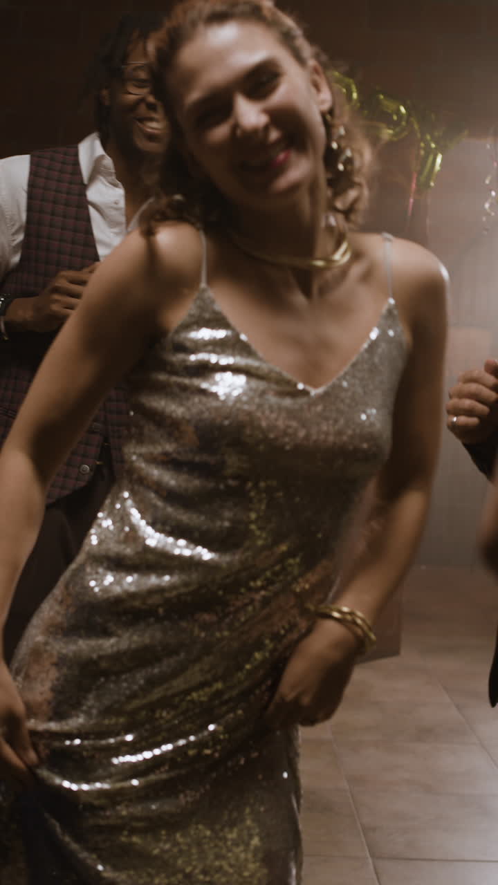 gente bailando en una fiesta