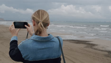 Mujer-Haciendo-Un-Nuevo-Video-Para-Una-Publicación-En-Las-Redes-Sociales.