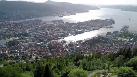 Bergen-Ist-Eine-Stadt-Und-Gemeinde-Im-Hordaland-An-Der-Westküste-Norwegens.-Bergen-Ist-Die-Zweitgrößte-Stadt-Norwegens.