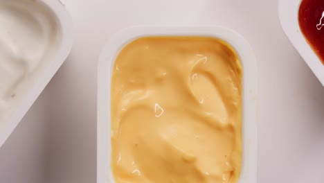 varios condimentos en envases pequeños