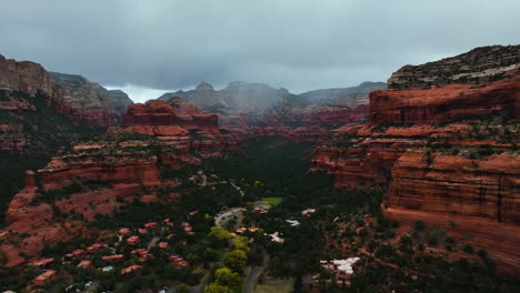 Sedona-Town-Surrounded-By-Red-Rock-Cliffs-Under-Overcast-Sky-In-Arizona,-USA