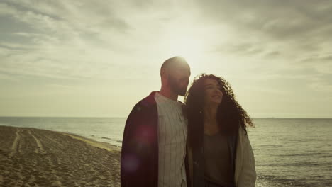 pessoas românticas que amam a paisagem da praia do mar, um casal que procura o pôr-do-sol, a natureza da água.