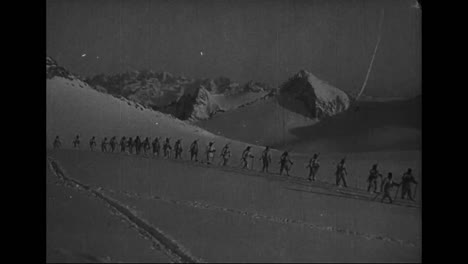 el ejército italiano en la primera guerra mundial usa esquís para cruzar los alpes