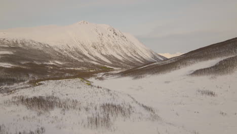 paisaje montañoso cubierto de hielo durante el invierno en oldvik, noruega