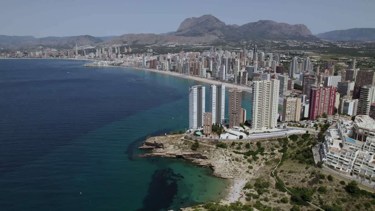 Skyline della città sulla costa mediterranea di Benidorm, Spagna - Vista aerea con drone