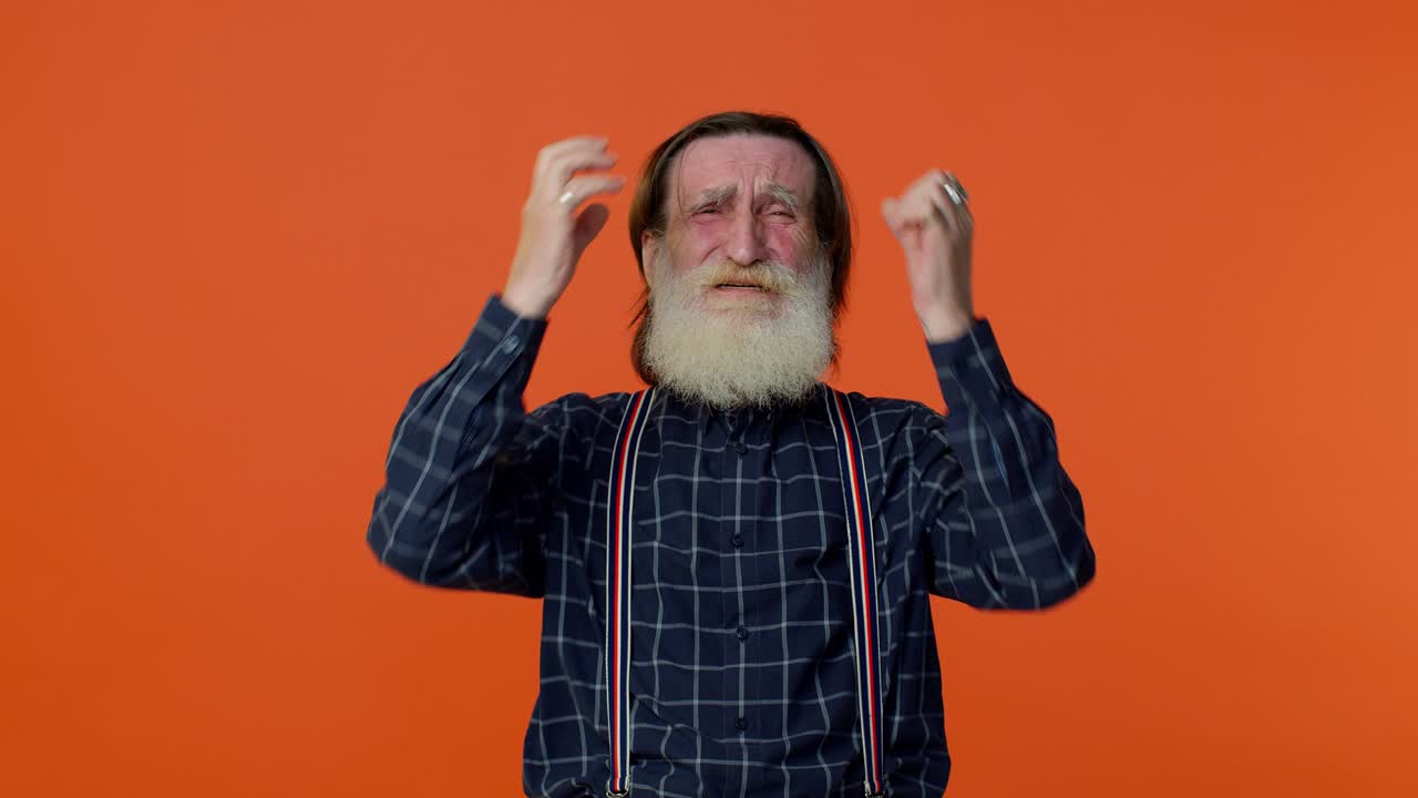 좌절한 노인 수염이있는 남자는 스트레스, 긴장, 문제, 공포, 절망, 두려움으로 울부습니다.