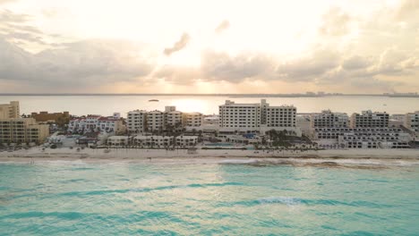 Luxushotelresort-Am-Strand-Von-Cancun-Mit-Wunderschönem-Sonnenuntergang-Im-Hintergrund---Antenne