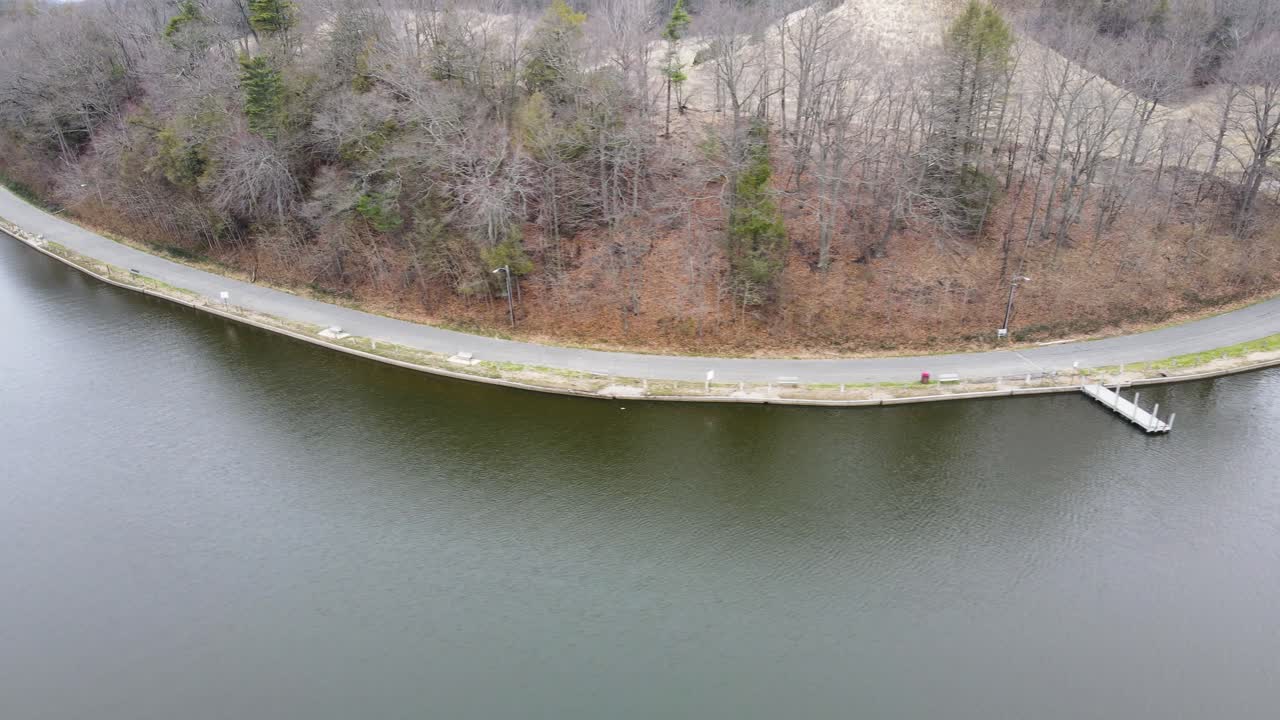 pista lateral de la antigua ruta alrededor del lago mona