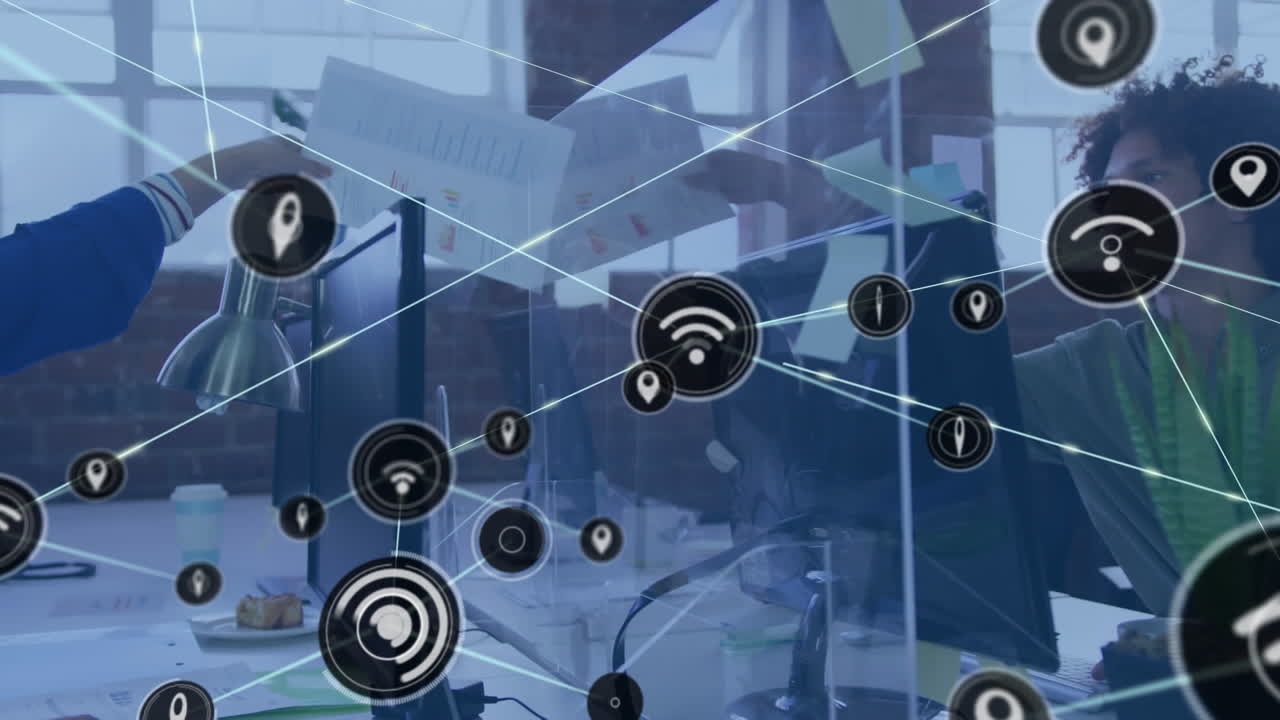 사무실에서 아시아 여성에게 소코멘트를 전달하는 두 인종 남성 위의 디지털 아이콘 네트워크의 애니메이션