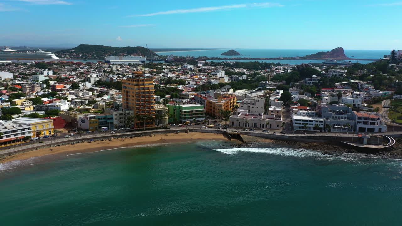 fotografía aérea de la costa de mazatlan, un día soleado en sinaloa, méxico
