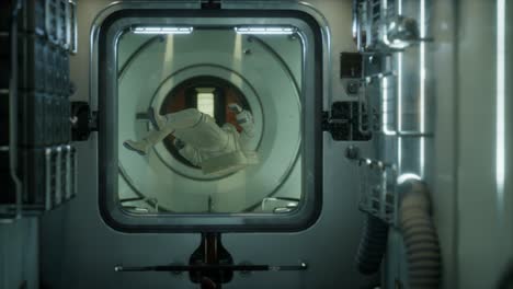 astronauta dentro de la estación espacial orbital