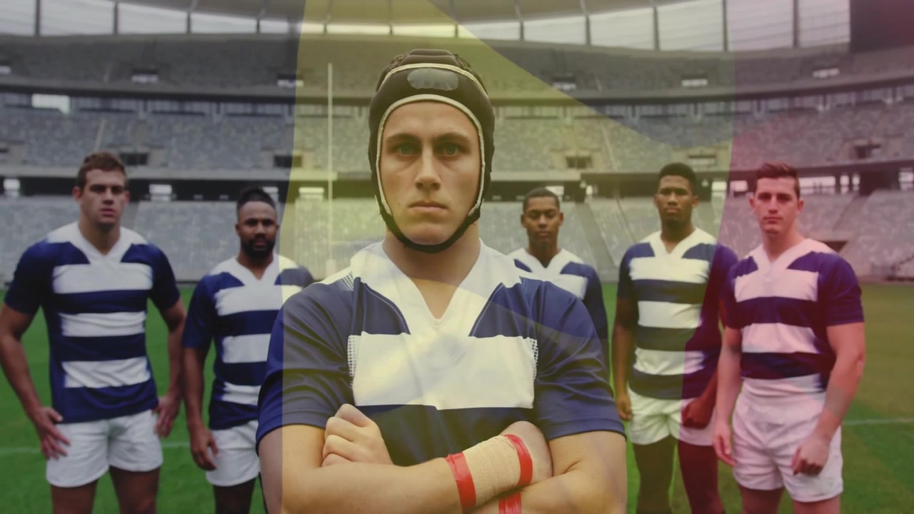 Filtri colore che fluttuano, evidenziando un giocatore di rugby che indossa un caschetto da mischia, in piedi con i compagni di squadra dietro.