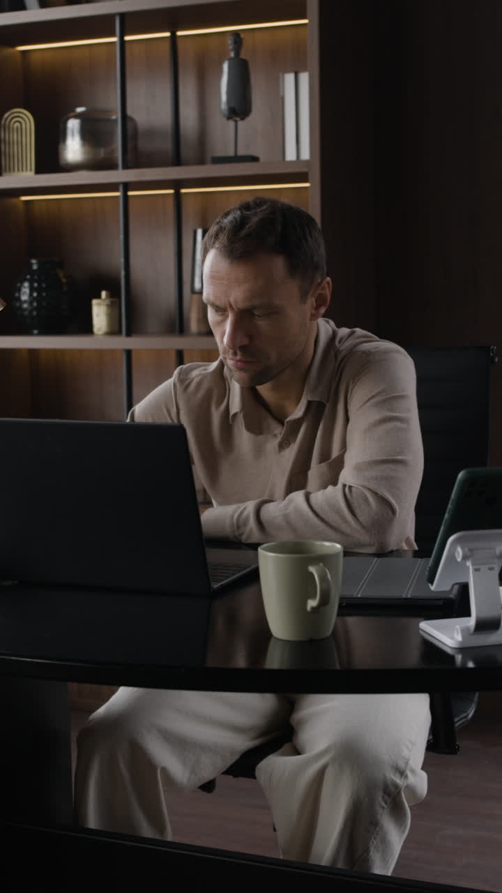 человек работает на ноутбуке дома