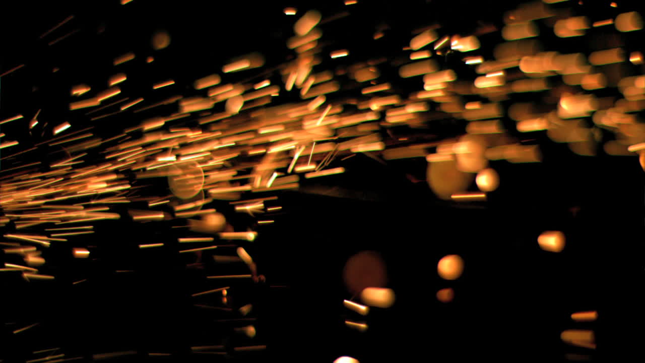 chispas volando en súper cámara lenta desde el lado