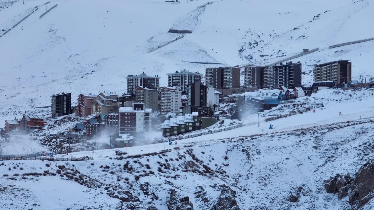 toma aérea de establecimiento de la estación de esquí de el colorado con pistas y un pueblo.