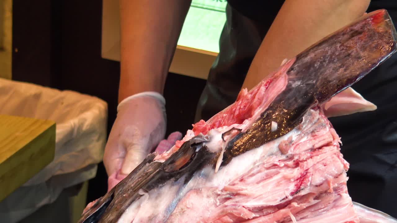 가게 앞 수영장에서 살아있는 게