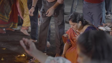 Nahaufnahme-Von-Menschen,-Die-Das-Hinduistische-Holi-Fest-Mit-Lagerfeuer-In-Mumbai,-Indien,-Feiern-3