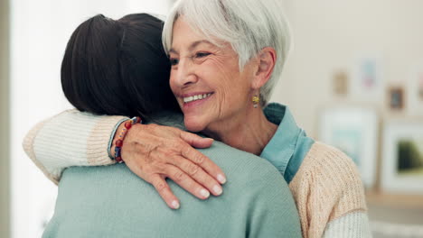 mujer mayor feliz, abrazo y cuidado de ancianos para agradecer