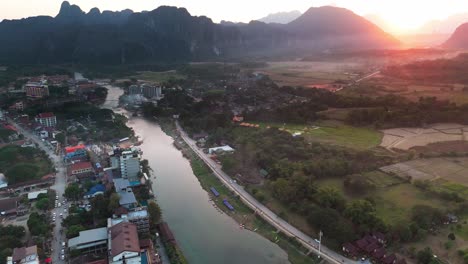 vista aérea del atardecer de vang vieng al norte de vientiane, en el río nam song en laos, destino de viaje en el sudeste asiático