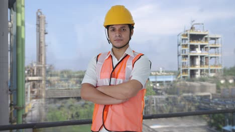 retrato de un arquitecto indio confiado de pie con las manos cruzadas