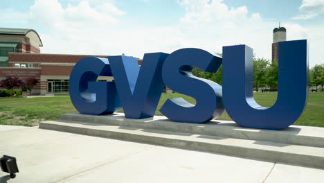 Schild-Der-Grand-Valley-State-University-Mit-Blauen-Buchstaben,-Skulptur,-Stockvideomaterial