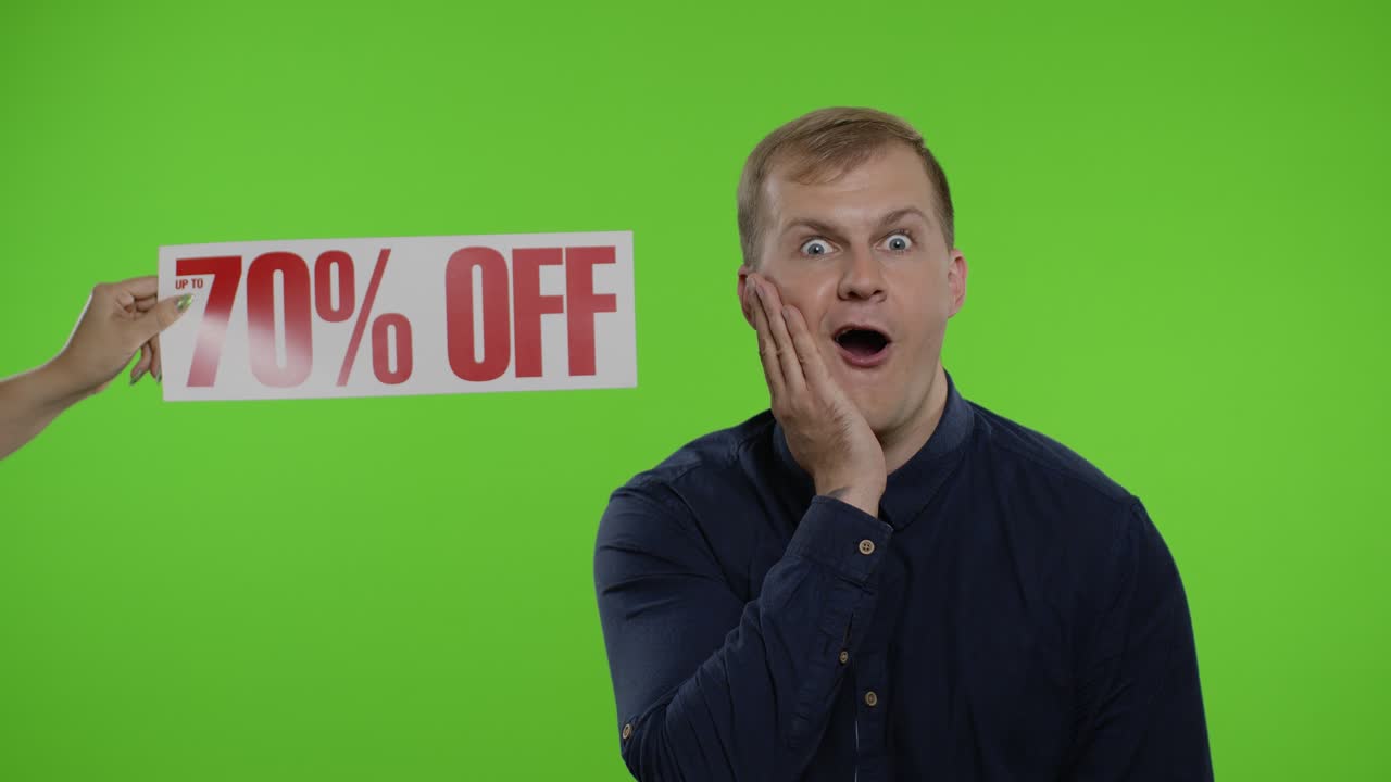 La scritta '70% di sconto' appare accanto a un uomo sorridente. Un ragazzo che festeggia gli sconti. Black Friday