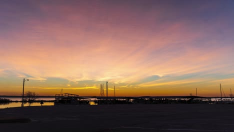 persona camina a la casa del barco a primera hora de la mañana, el sol sale y brilla rayos entre los mástiles del barco