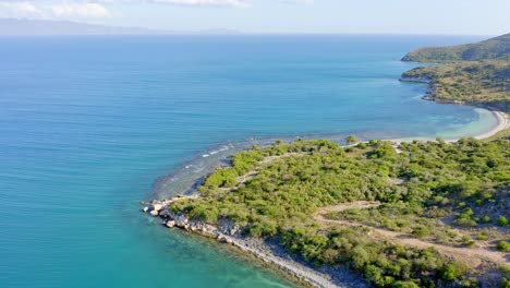 Tranquilo-Paisaje-Marino-Azul-Y-Playa-Monte-Rio-En-Verano-En-Azua,-República-Dominicana