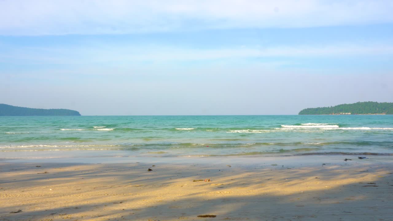 열대 지역의 두 섬 사이에서 바다를 바라보며