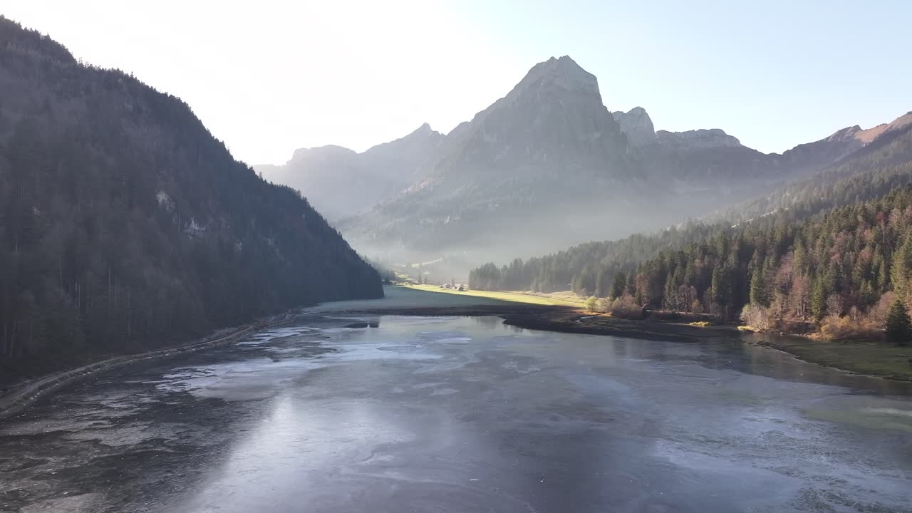 웅장한 스위스 알프스 산맥 한가운데에 자리 잡은 조용한 호수인 오버시 (obersee) 의 공중 풍경.
