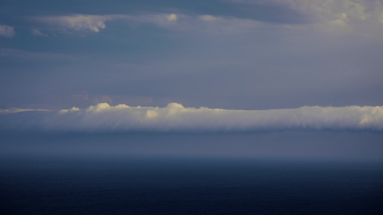 lapso de tiempo amplio toma de establecimiento de 1-3 tomas de nubes de tormenta sobre el océano