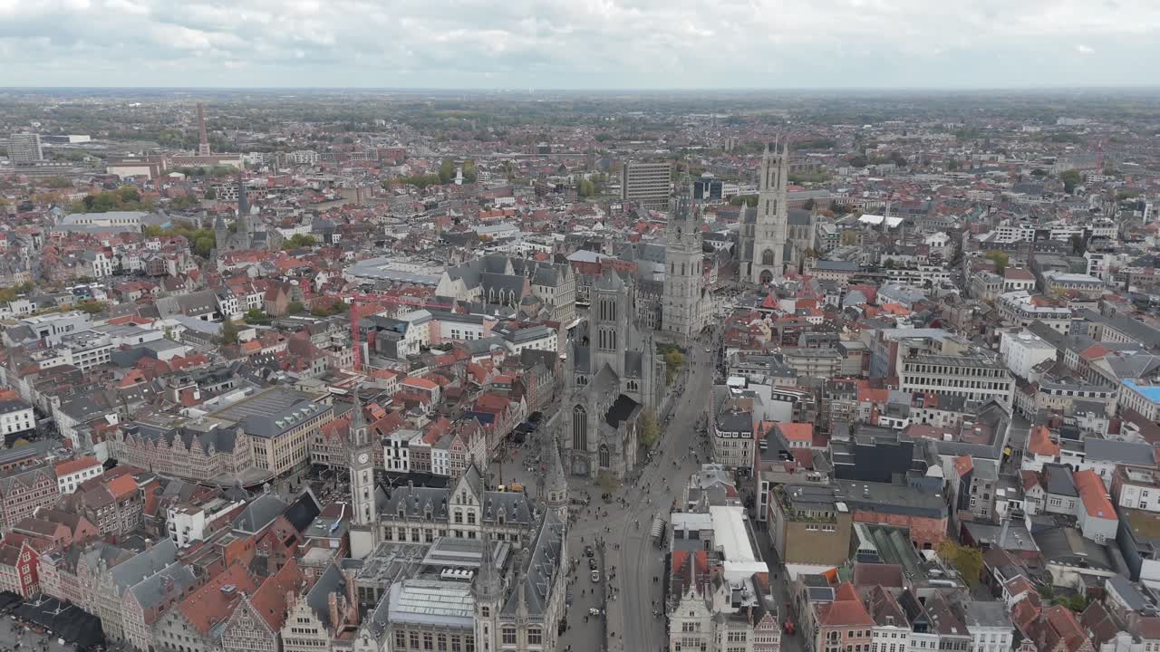 Gent, Belçika – Orta Çağ kulelerinin ve tarihi merkez bölgesinin havadan görünümü