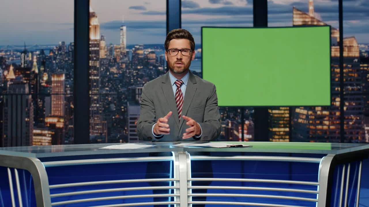 리포터는 스튜디오에서 chromakey 스크린을 이야기합니다. 생방송 뉴스를 보도하는 진행자