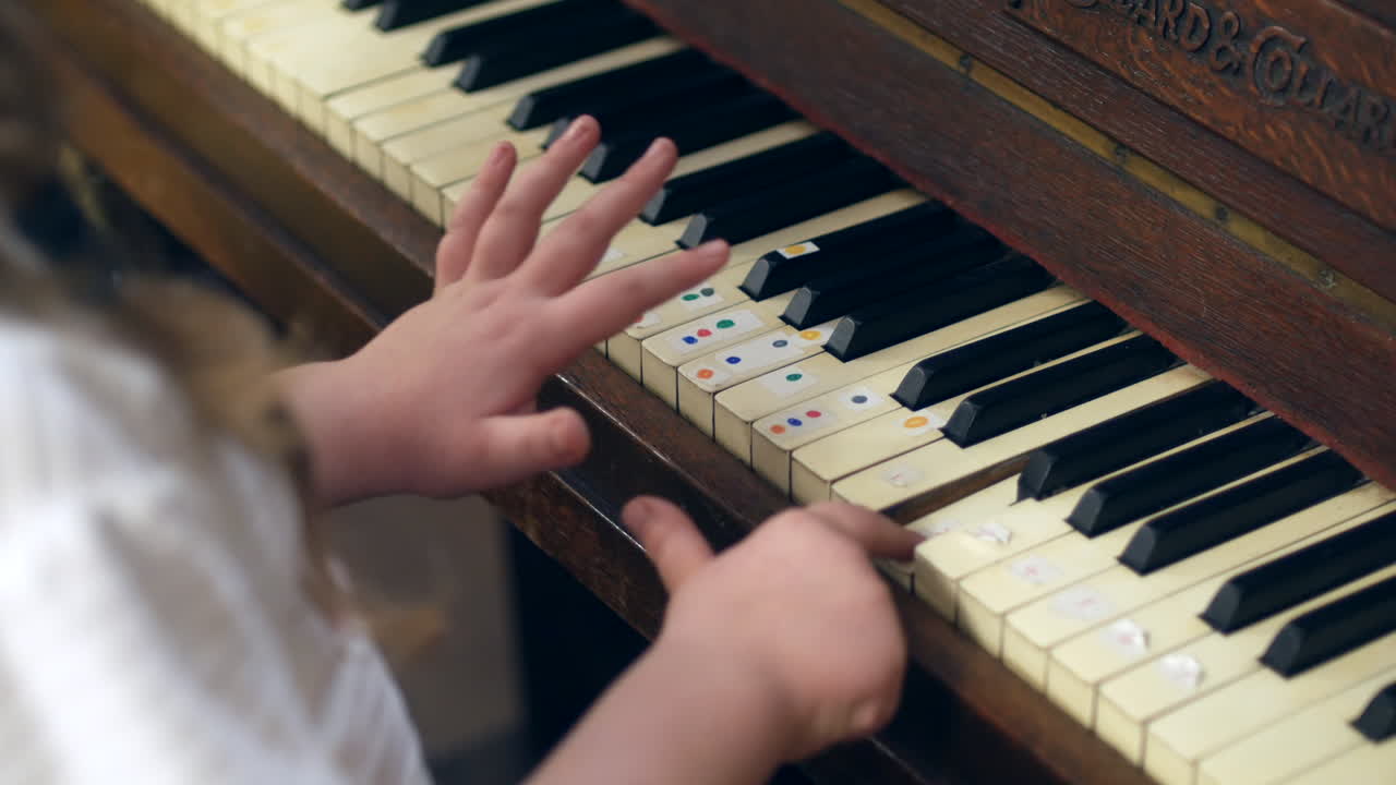 una niña está aprendiendo a tocar el piano