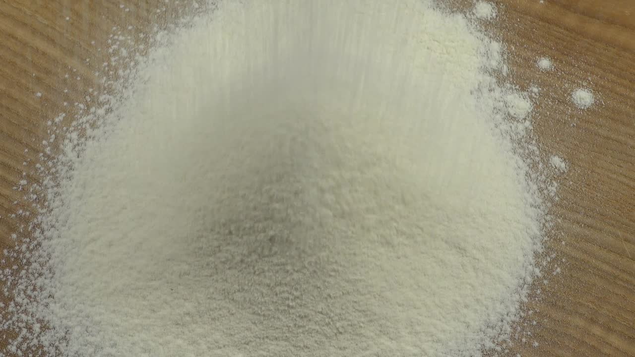 Mengayak tepung di atas talenan.
