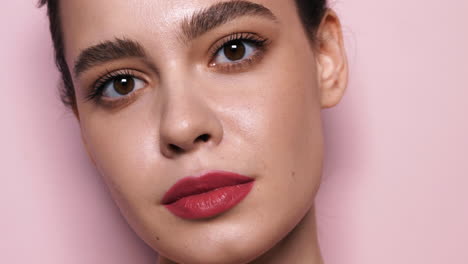 joven mujer morena con maquillaje elegante de noche