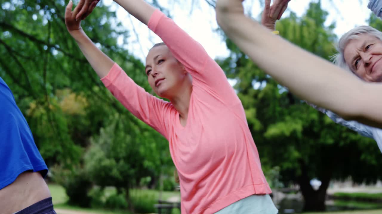 공원 에서 함께 운동 하는 사람 들 의 집단