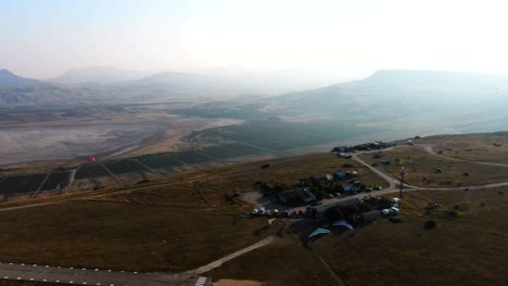 una vista desde el cielo en el aeródromo de aviación ligera en la montaña klementyev cerca de koktebel en agosto de 2019
