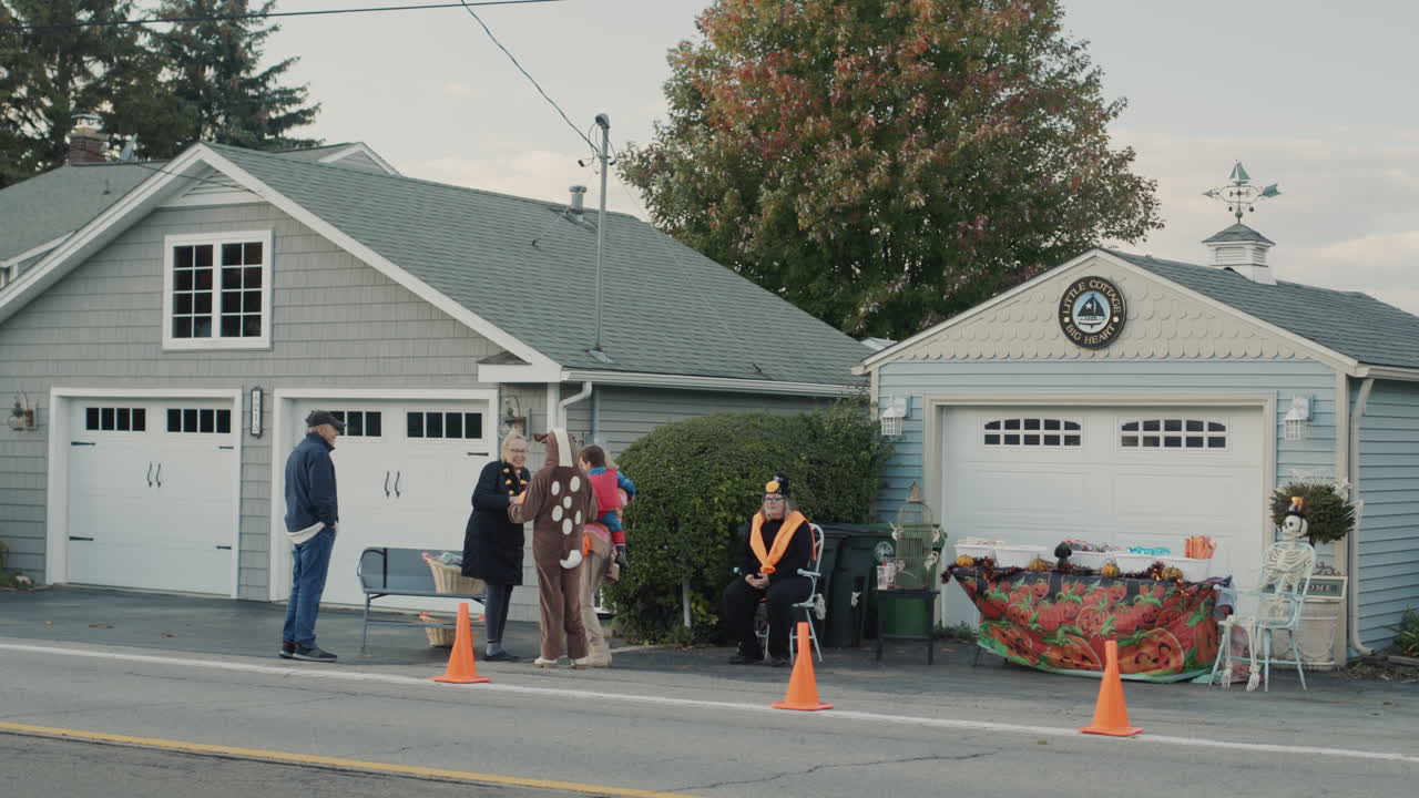 los niños con trajes festivos van por dulces el día de halloween.