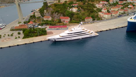 superyate anclado en el puerto deportivo con edificios frente al mar en dubrovnik, croacia